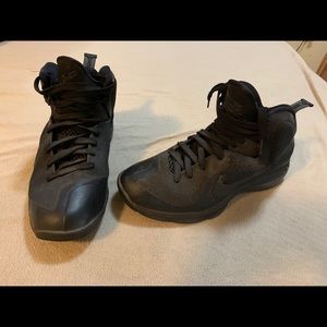 Lebron 9 triple black size 11
